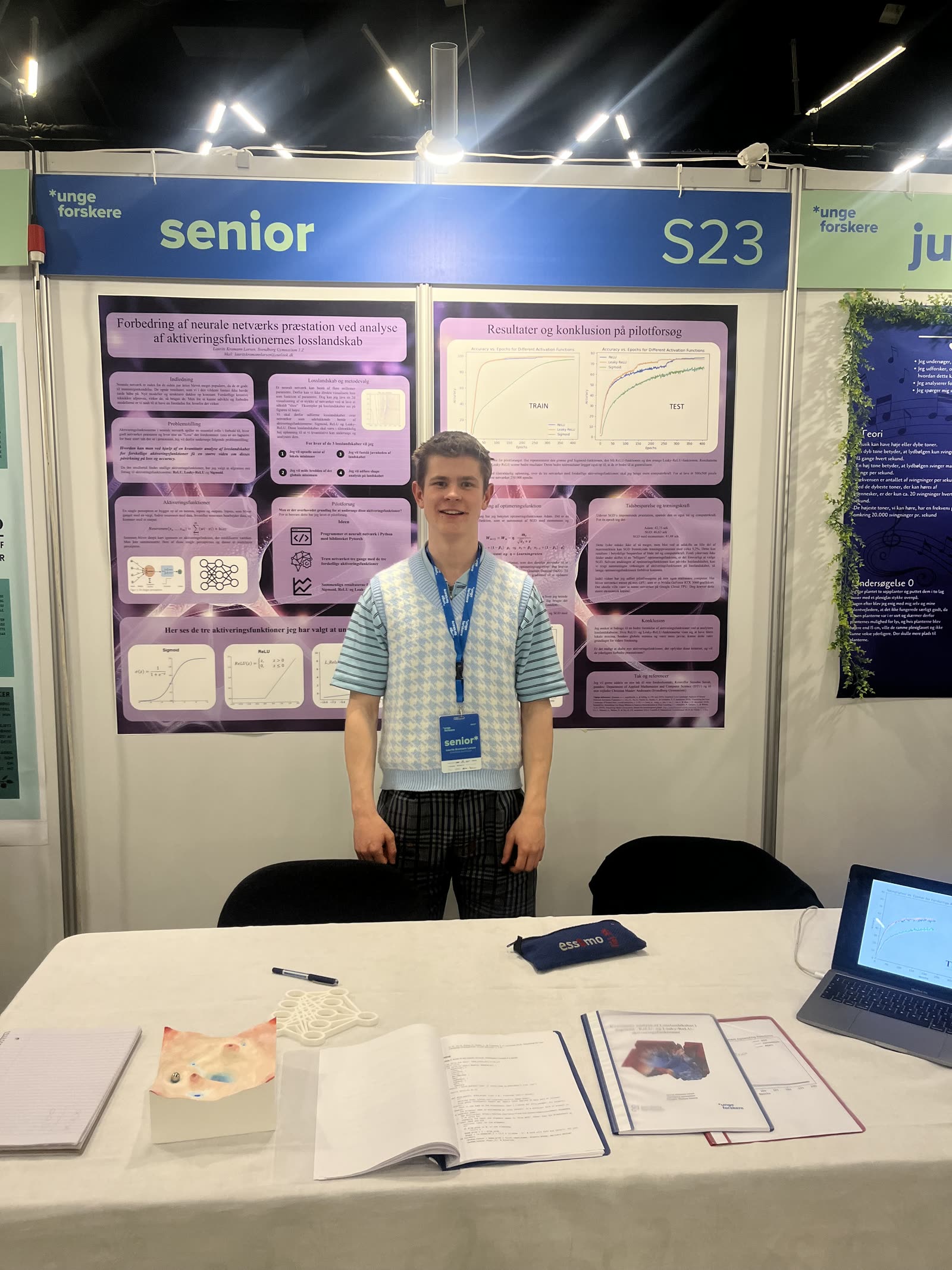 Stand ved Unge Forskere Senior med poster om losslandskab